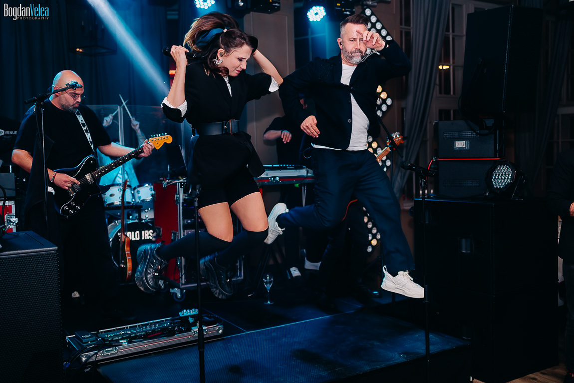 The Colours spectacol live pe scenă