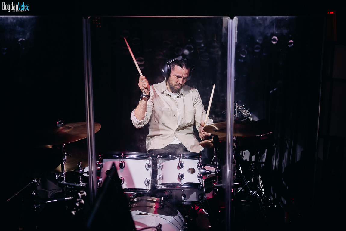 The Colours spectacol live pe scenă