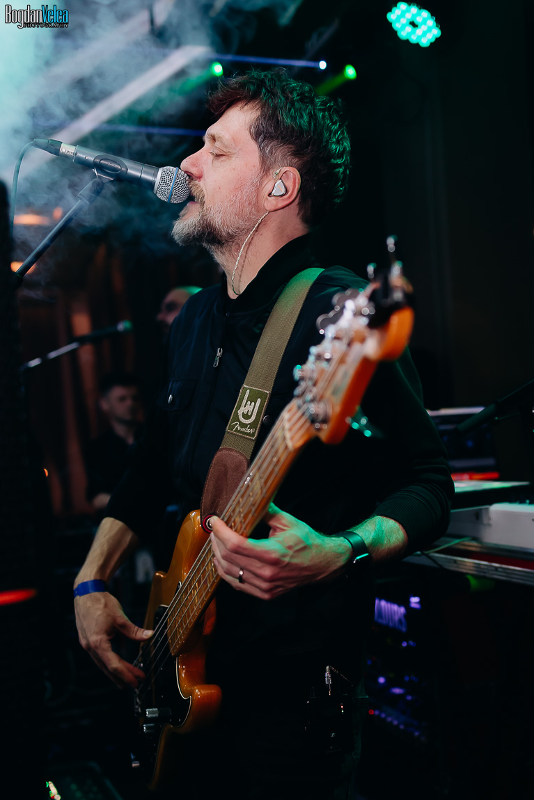 The Colours spectacol live pe scenă