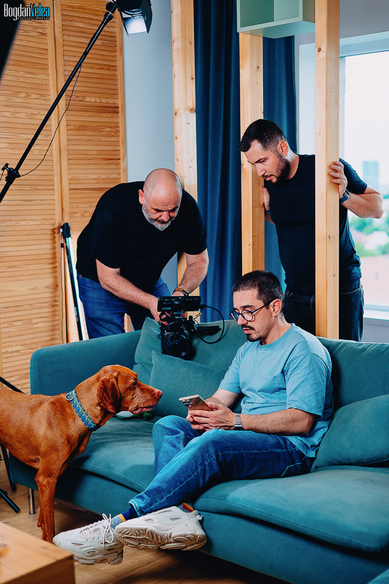 Buddy interacționând cu echipa în timpul filmărilor FLANCO