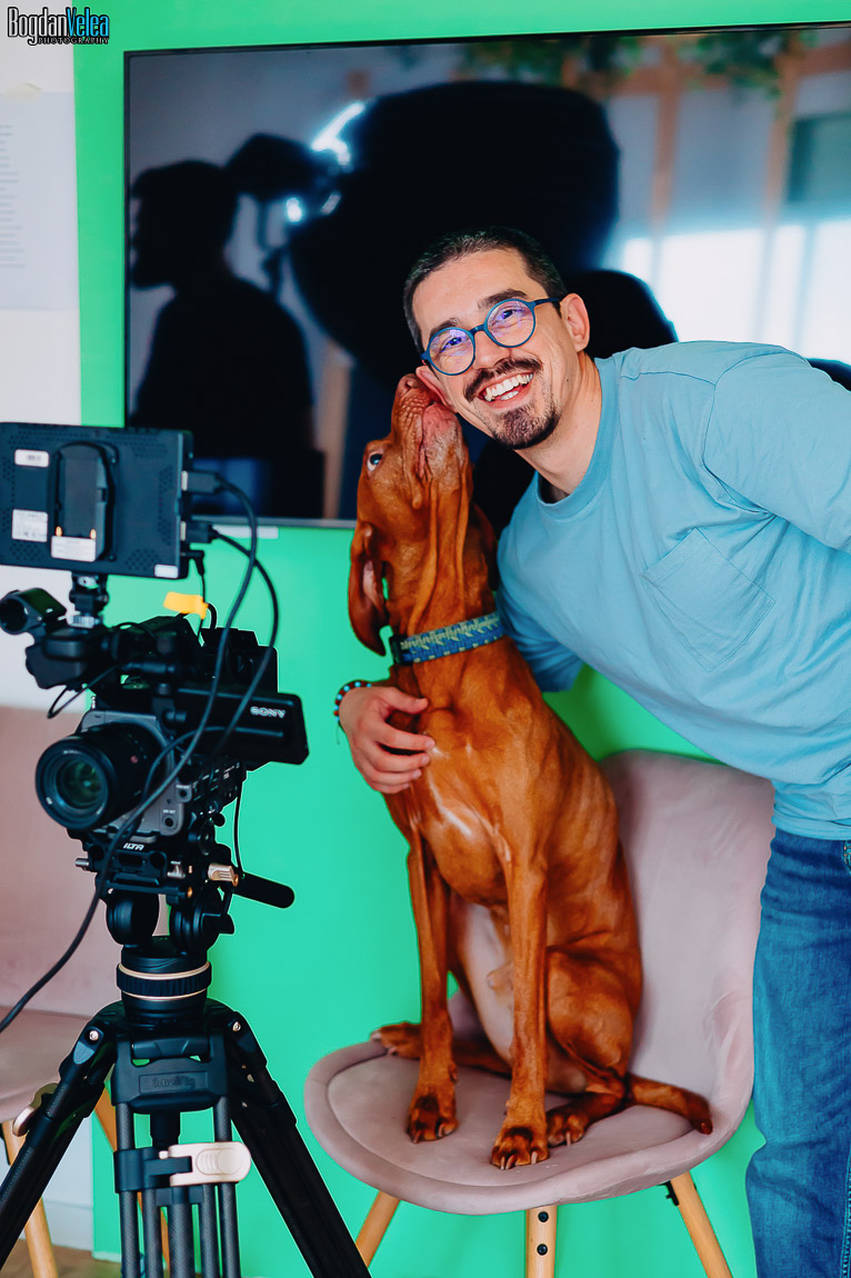 Fotografie de making of din campania FLANCO cu Buddy și echipa pe set