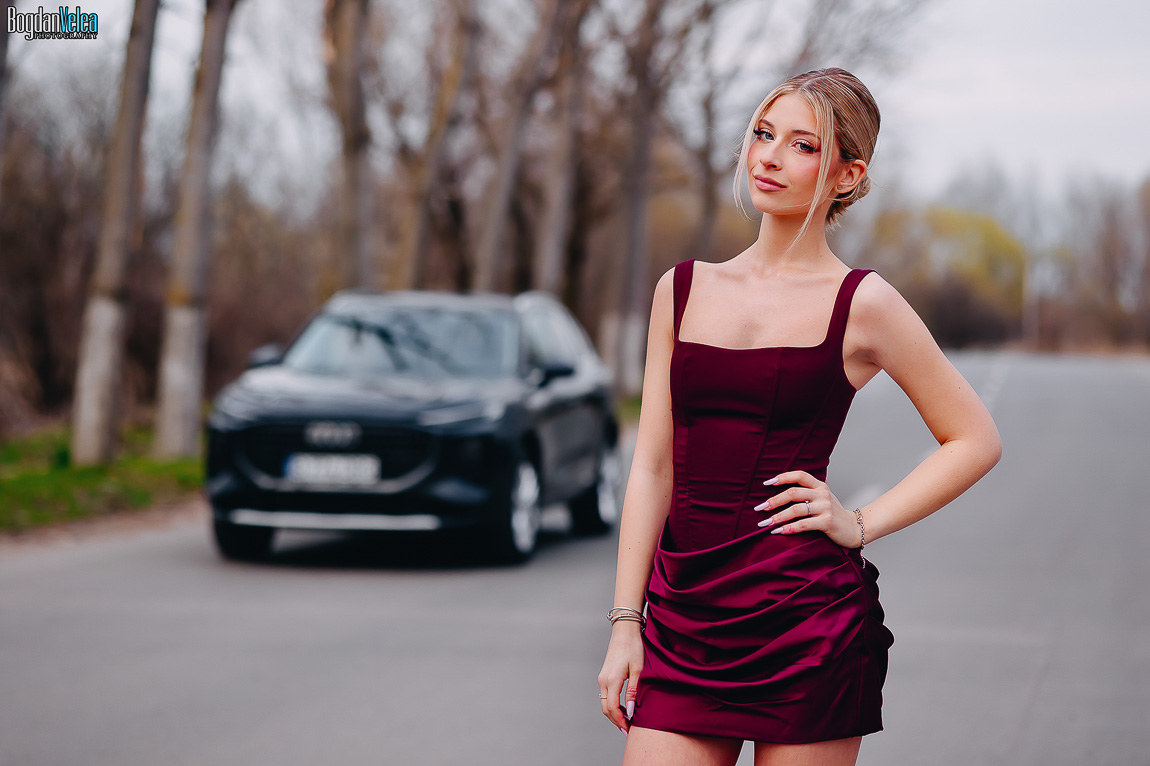 Fotograf majorat – Sara alături de mașina primită cadou la majorat