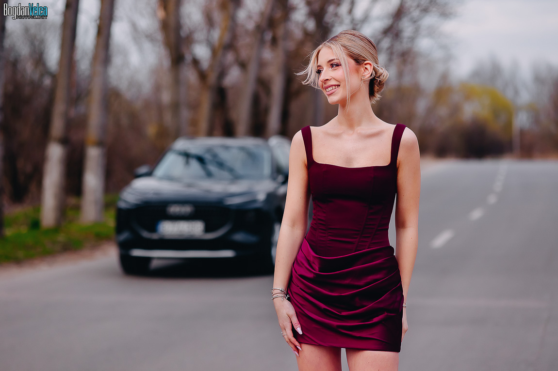 Fotograf majorat – Sara alături de mașina primită cadou la majorat