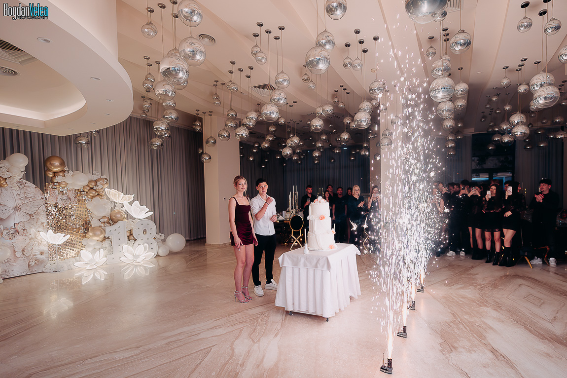 Petrecere majorat 18 ani Sara la Militari Ballroom – momente cu prietenii