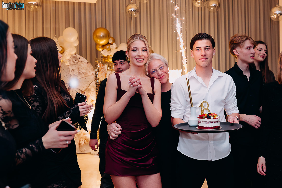 Petrecere majorat 18 ani Sara la Militari Ballroom – momente cu prietenii