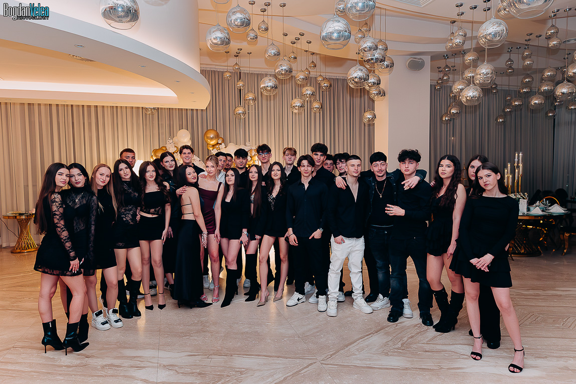 Petrecere majorat 18 ani Sara la Militari Ballroom – momente cu prietenii