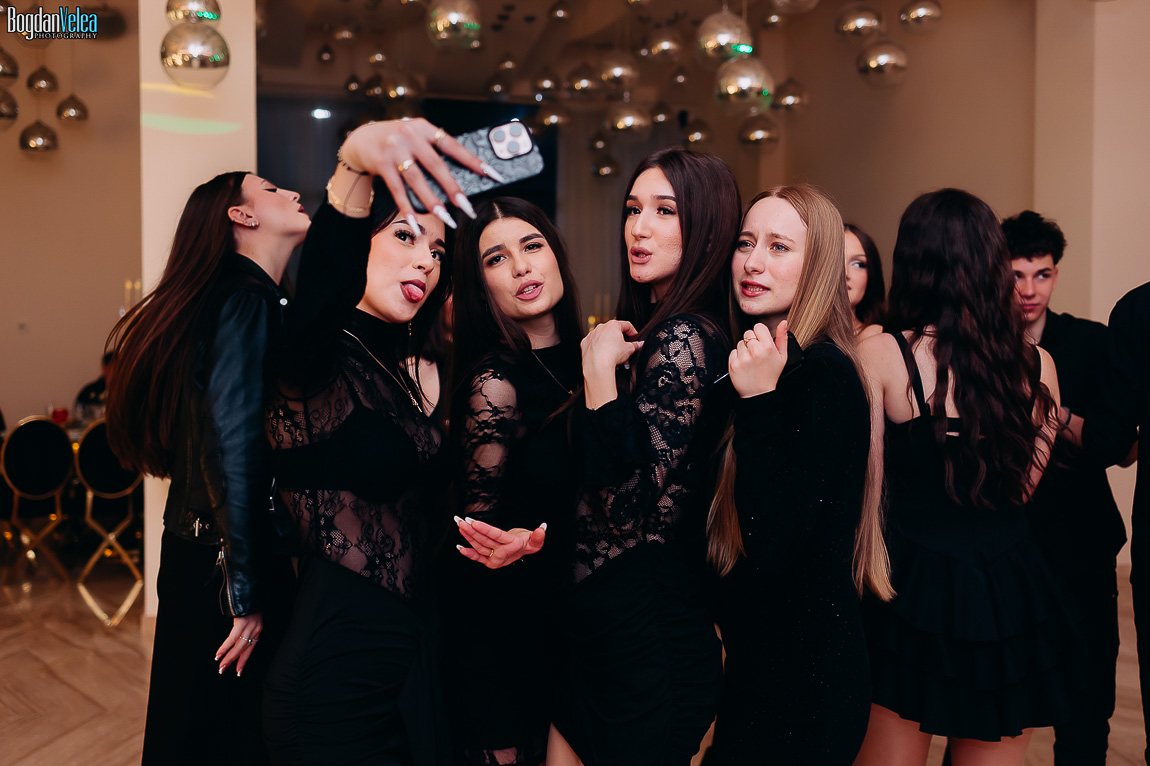 Petrecere majorat 18 ani Sara la Militari Ballroom – momente cu prietenii