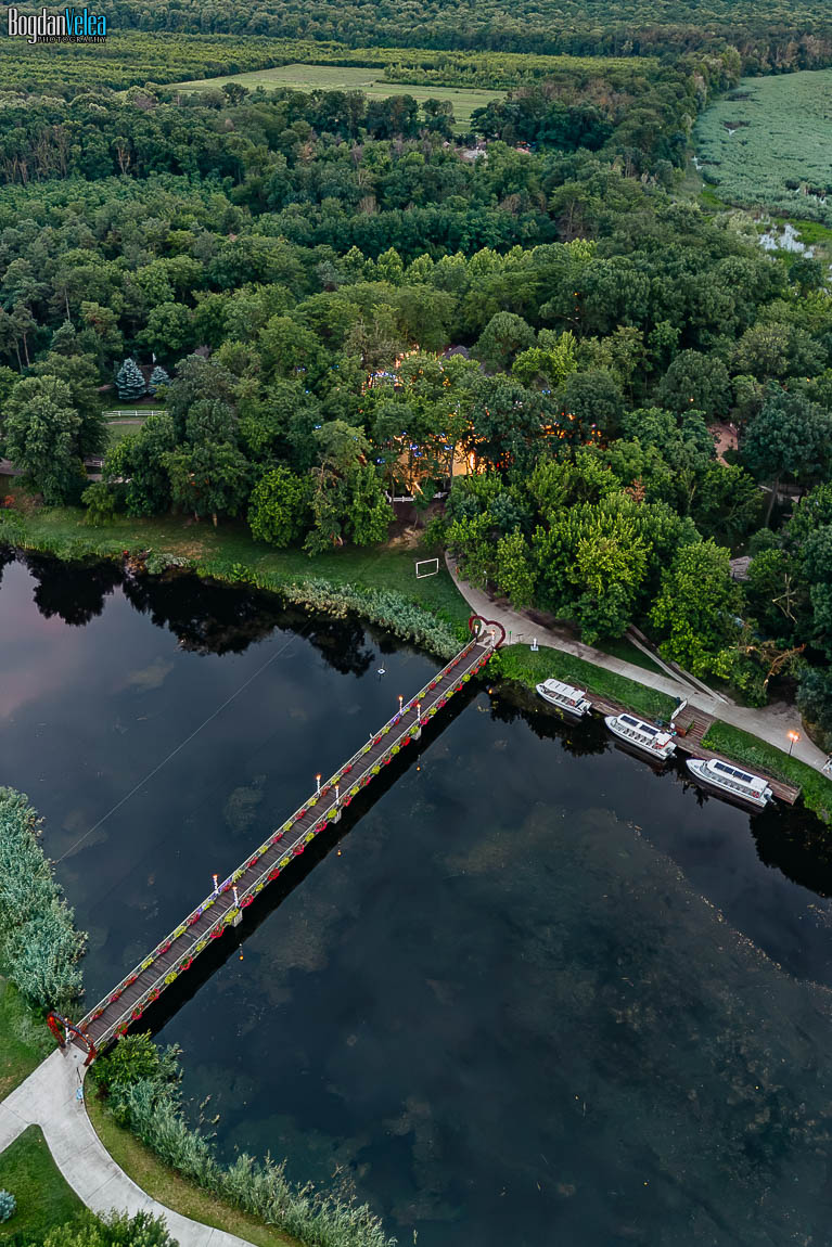 Imagine din dronă cu salonul ILUSTRO Casa Comana în mijlocul naturii