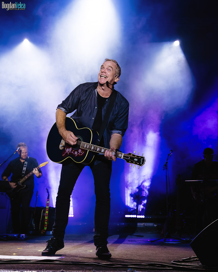 Garou interpretând o piesă în concert la Arenele Romane
