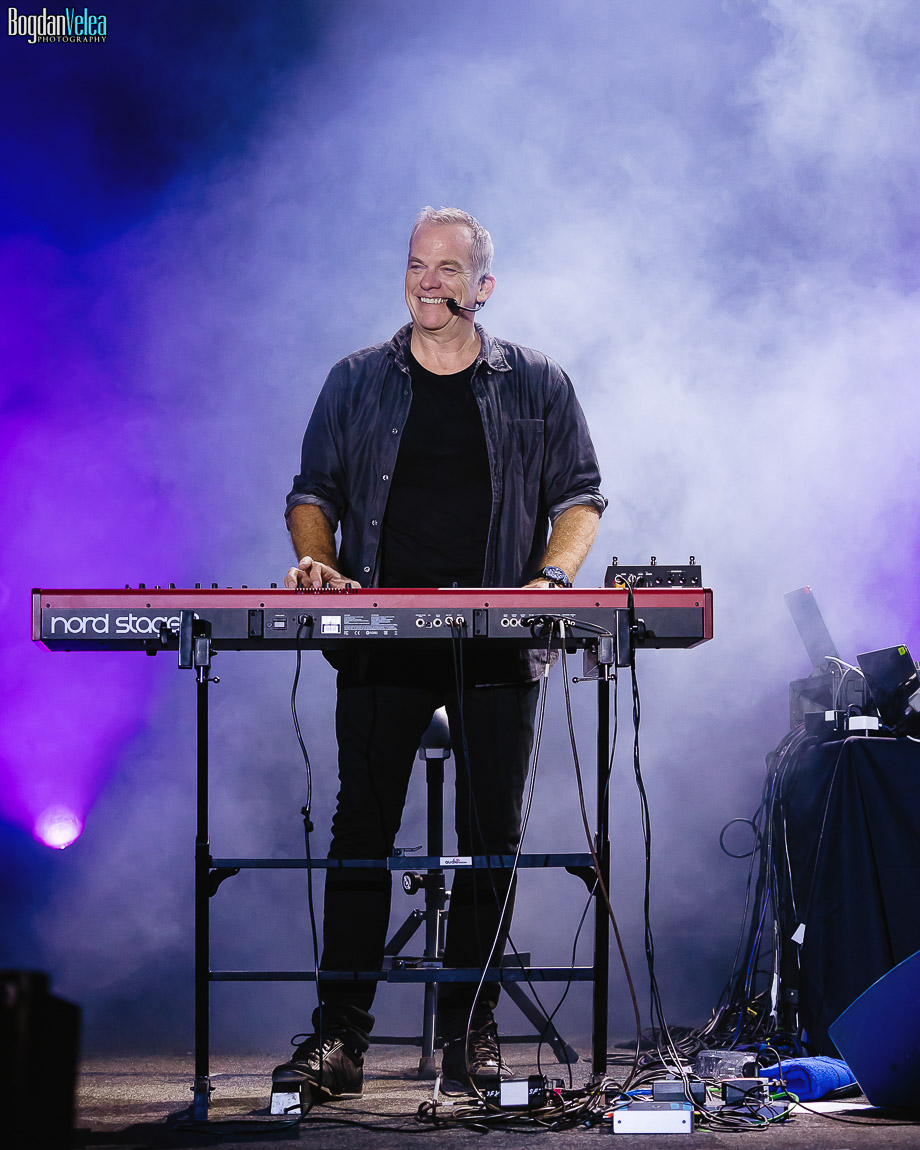 Garou surprins în timpul interpretării unei melodii