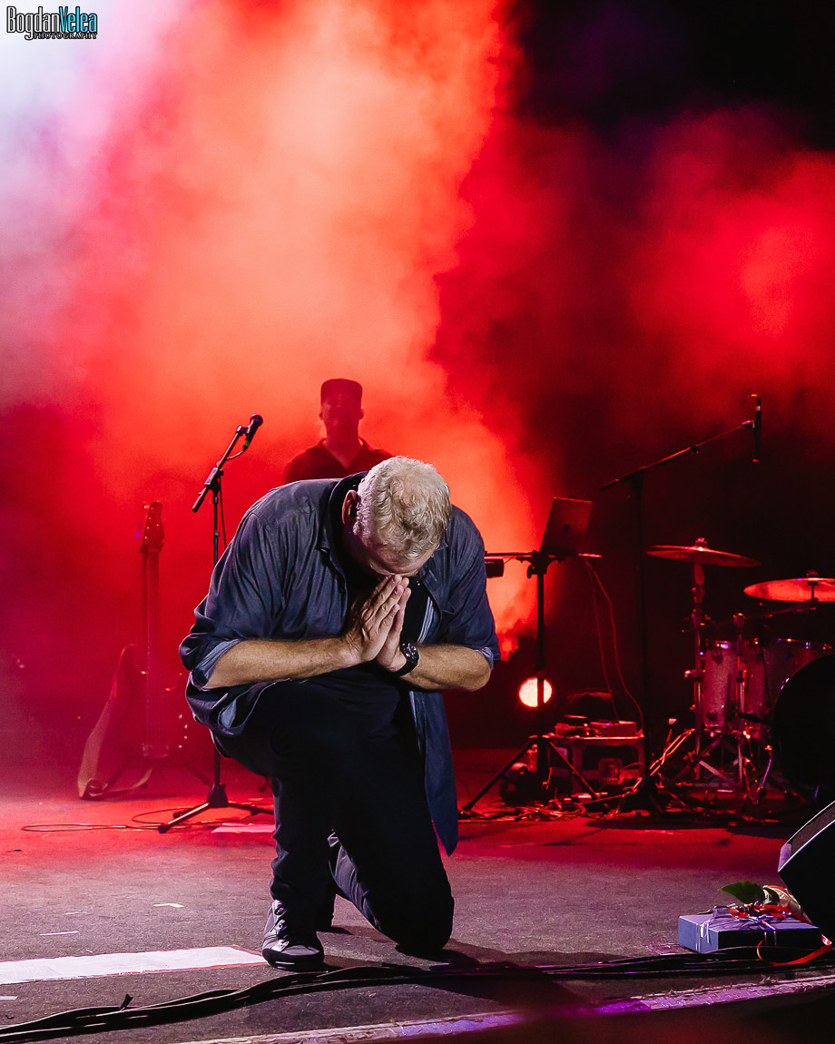 Garou în timpul concertului The Best Of la București